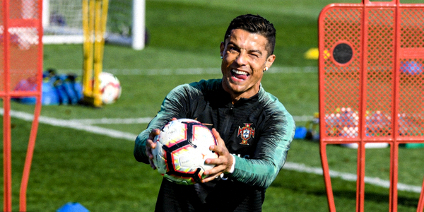 足球明星在训练中做出搞笑表情的瞬间